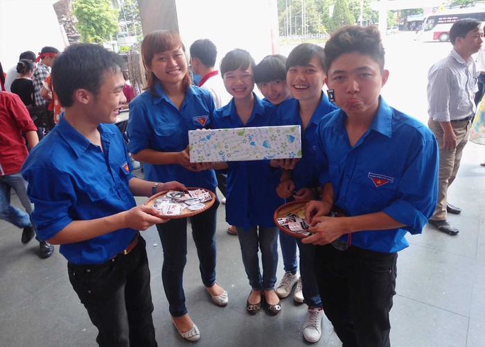 Ngoài các tình nguyện viên của Hội thanh niên vận động hiến máu Hà Nội, còn có các chiến sĩ áo xanh của đội tình nguyện Hope đang quyên góp hỗ trợ cho các trẻ em nghèo.